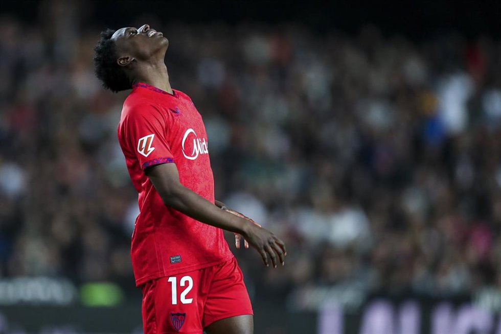 Albert Sambi Lokonga se lamenta durante un partido del Sevilla FC