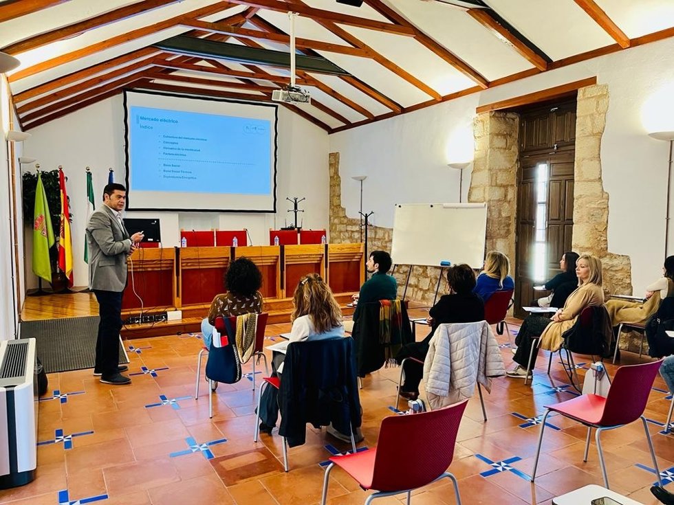 Un profesional de Endesa en uno de los Talleres sobre Pobreza Energética en Granada (2024).