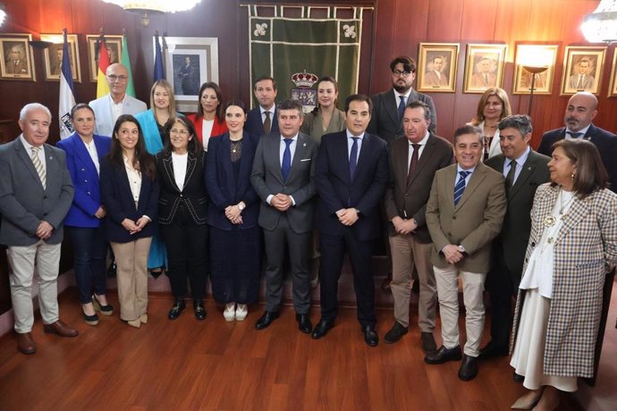 El consejero de Justicia, Administración Local y Función Pública, José Antonio Nieto, durante un encuentro con el alcalde de Lepe, Adolfo Verano, y representantes de los operadores jurídicos de Huelva.