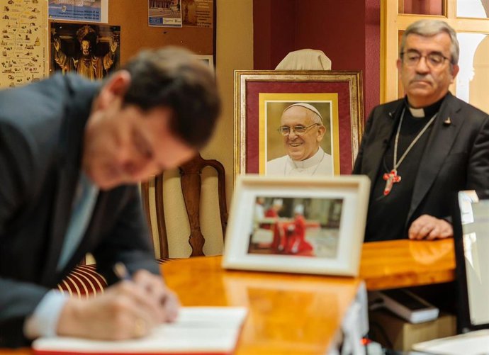 El presidente de la Junta de Castilla y León, Alfonso Fernández Mañueco, durante la firma del libro de condolencias en el Palacio Arzobispal de Valladolid.