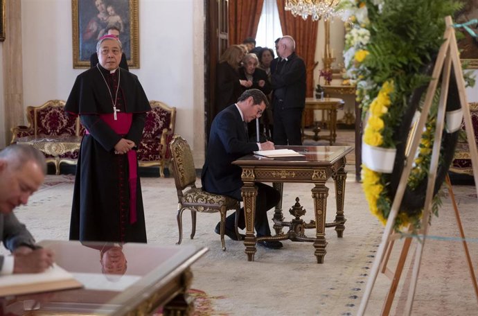 El presidente de la CEOE, Antonio Garamendi, firma en un libro de condolencias por el fallecimiento del Papa Francisco I, en la Nunciatura Apostólica, a 22 de abril de 2025, en Madrid (España).