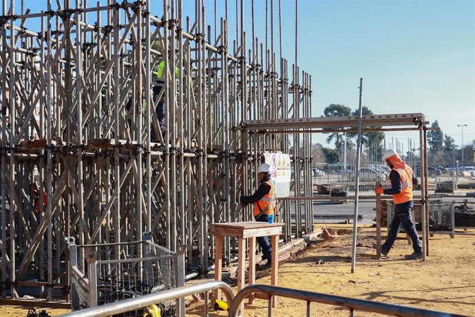 Archivo - Montaje de la estructura de la portada de la Feria de Abril de Sevilla (imagen de archivo). 
