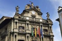 Las banderas del Ayuntamiento de Pamplona, a media asta por la muerte del Papa Francisco