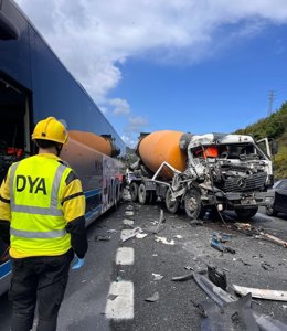 Accidente entre un autobús y una hormigonera en la A-8 a la altura de El Haya (Castro Urdiales) en dirección a Bilbao