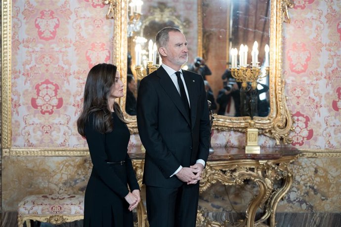 Los Reyes Felipe VI y Letizia durante una almuerzo, en el Palacio Real, a 22 de abril de 2025, en Madrid (España). Los Reyes presiden un almuerzo ofrecido a una representación del Mundo de las Letras, con ocasión de la entrega del Premio de Literatura en 