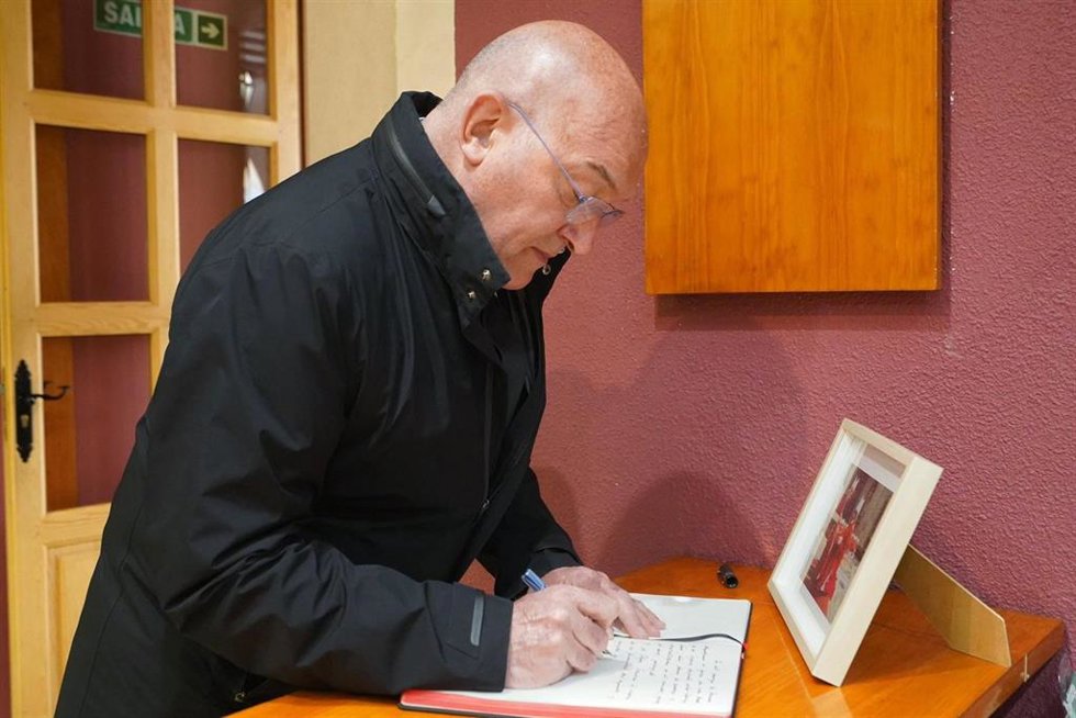 Carnero firma en el libro de condolencias de Arzobispado de Valladolid.