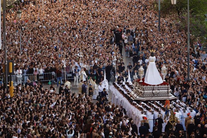 Las imágenes de Nuestro Padre Jesús Cautivo y María Santísima de la Trinidad Coronada recorren las calles de la capital malagueña durante su estación de penitencia, a 14 de abril de 2025, en Málaga.