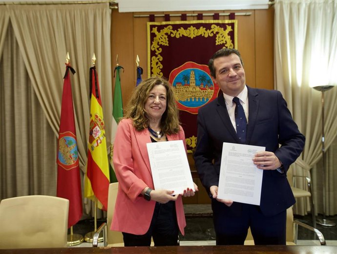 La consejera de Desarrollo Educativo y Formación Profesional de la Junta de Andalucía, María del Carmen Castillo, y el presidente de la Federación Andaluza de Municipios y Provincias (FAMP) y alcalde de Córdoba, José María Bellido.
