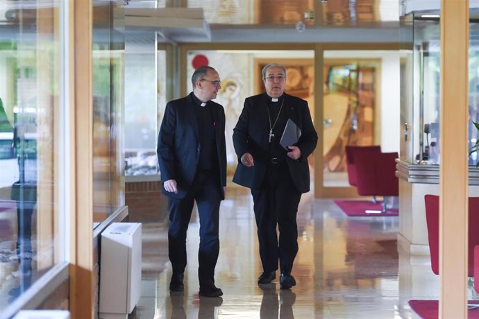 El secretario técnico de la Comisión Episcopal para las Comunicaciones Sociales, José Gabriel Vera (I) y el secretario general de la Conferencia Episcopal Española (CEE), Monseñor Francisco César García Magán (D), 