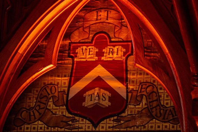 Archivo - 1º de outubro de 2024, Cambridge, Ma, EUA: CAMBRIDGE, MA - 01 DE OUTUBRO: Um close-up do "Escudo Veritas" da Universidade de Harvard em um painel de madeira na parte de trás do palco durante o Hutchins Center Honors W.E.B. Du Bois Medal Cereal d
