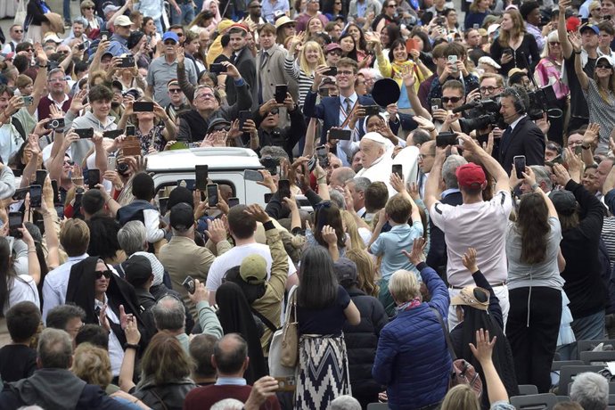 El Papa Francisco recorre la Plaza de San Pedro tras la bendición 'Urbi et Orbi', el 20 de abril de 2024, en Roma (Italia).