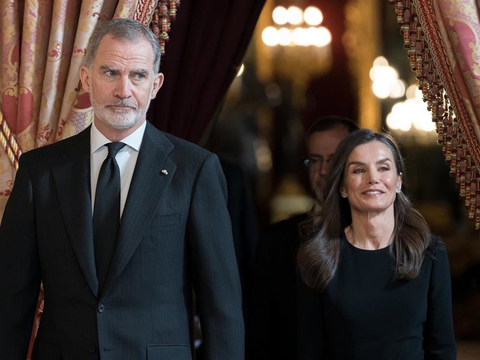 Los Reyes Felipe VI y Letizia durante el almuerzo a una representación de escritores con motivo de la entrega del Premio de Literatura Miguel de Cervantes