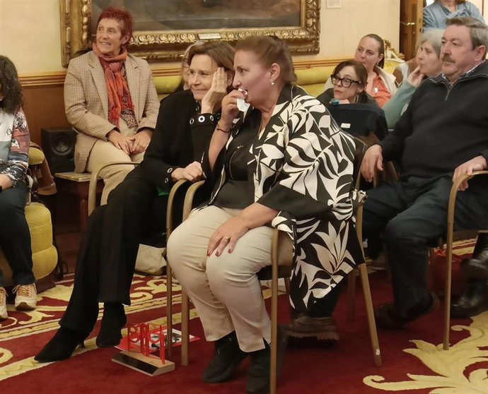 La presidenta de la Asociación Gitana de Gijón, Adela Gabarri, junto a la alcaldesa de Gijón, Carmen Moriyón, en el homenaje a la primera por parte del Ayuntamiento gijonés.