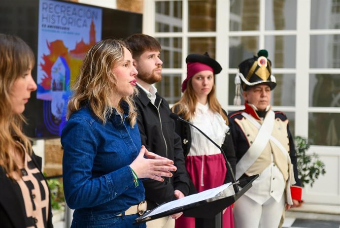 La diputada de Cultura, Vanesa Beltrán, presentando la recreación histórica de Algodonales.
