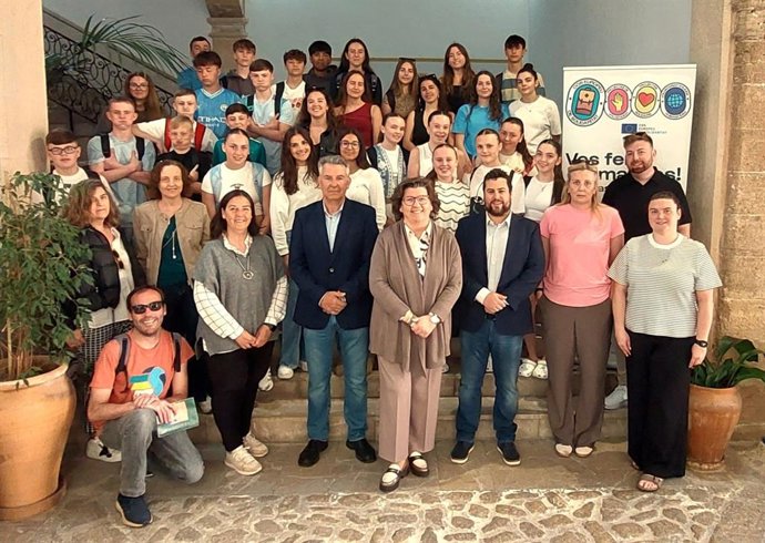 La consellera de Familias y Asuntos Sociales, Catalina Cirer, recibe a los 29 jóvenes de Dublín y de Santa Maria que participan en el programa Erasmus+ Juventud de la UE