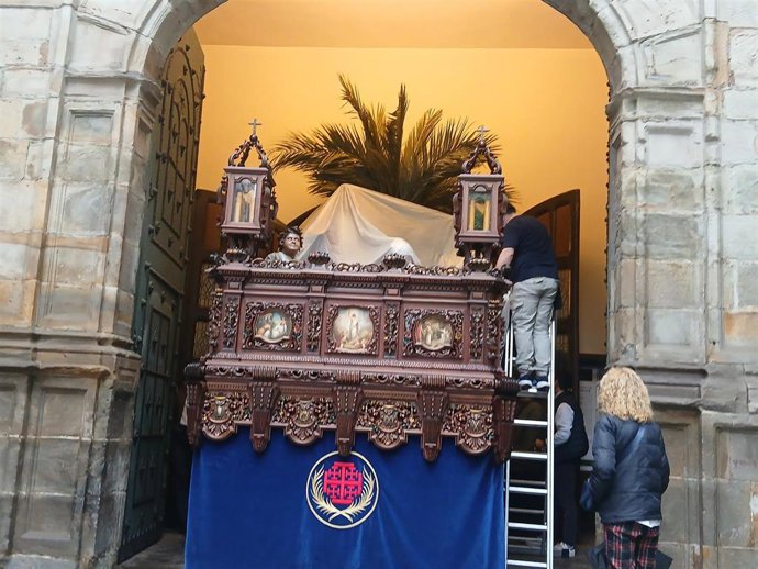 La lluvia obligó a recortar la procesión del Borriquito de Bilbao este año.