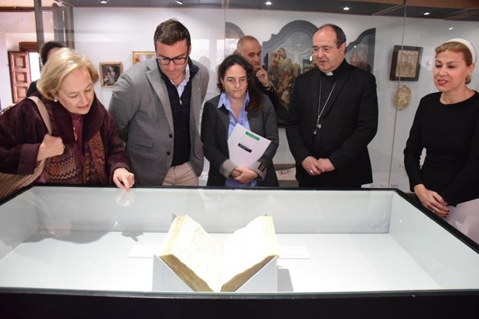 El Museo de Cáceres expone el 'Libro de la Cofradía de San Jorge' del siglo XVI