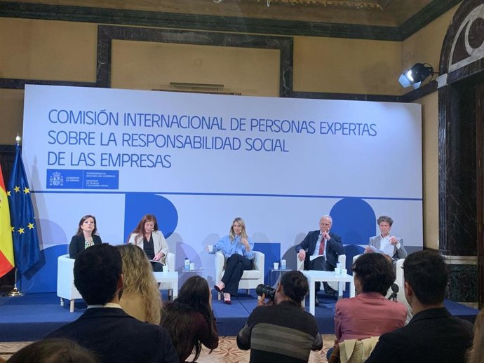 Yolanda Díaz presenta la comisión de expertos en RSE,"el reto es construir un modelo empresarial más justo y sostenible"