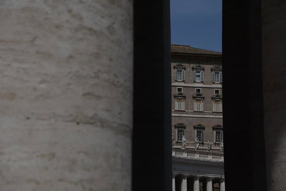 La ventana desde la que el Papa rezaba el Ángelus los domingos, vista desde la Plaza de San Pedro del Vaticano.
