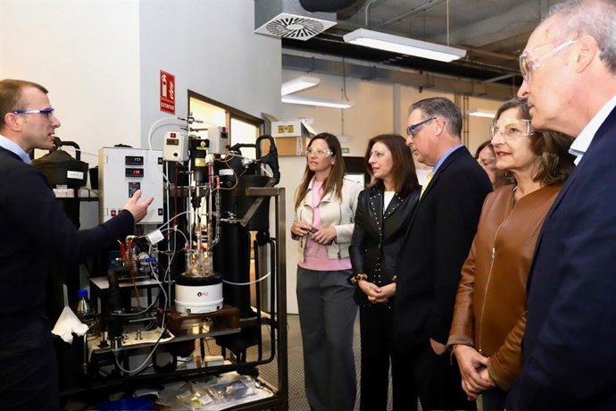 La conselleira de Medio Ambiente e Cambio Climático, Ángeles Vázquez, durante una visita a las instalaciones de ABCR Laboratorios.