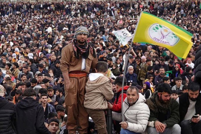 Archivo - Arquivo - Um homem agita a bandeira do partido pró-curdo Igualdade e Democracia do Povo (DEM) durante as celebrações de Nouruz na cidade de Diyarbakir, Turquia (arquivo).