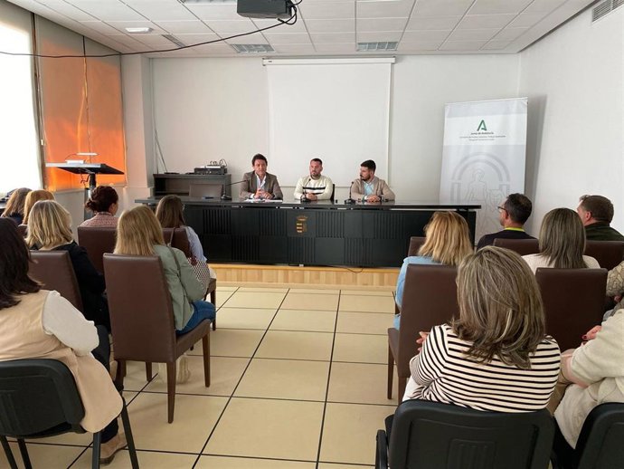 El delegado territorial de Empleo, Empresa y Trabajo Autónomo de la Junta en Cádiz, Daniel Sánchez Román, en Paterna de Rivera.