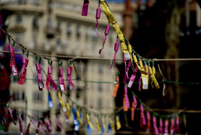 Archivo - Arxiu - Preparació per a la mascletà de la plaça de l'Ajuntament