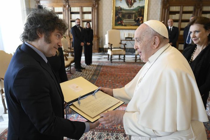 Archivo - 12 de fevereiro de 2024, Cidade do Vaticano: O Papa Francisco recebe o Presidente da Argentina, Javier Milei, durante uma audiência no Vaticano, em 12 de fevereiro de 2024. .ANSA/ VATICAN MEDIA.  NPK