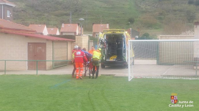 Imagen de un momento del rescate del senderista accidentado en la ruta en la cascada de San Miguel