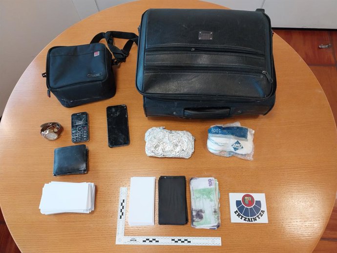 Atxilotuari aurkituriko materiala