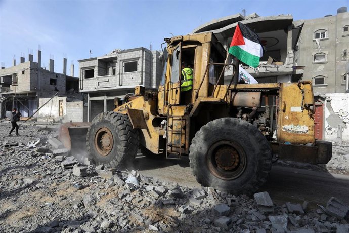 Archivo - Imagen de archivo de un pequeño tractor de construcción en la ciudad de Rafá, en el sur de la Franja de Gaza, en medio de los ataques del Ejército de Israel contra el Movimiento de Resistencia Islámica (Hamás)