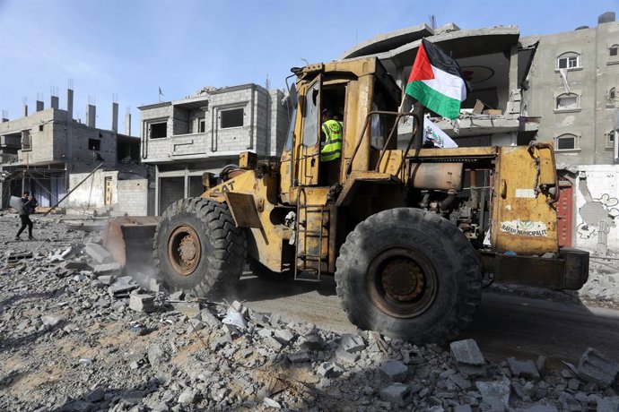 Archivo - Arquivo - 19 de janeiro de 2025, Territórios Palestinos, Rafah: Um veículo de construção fotografado ao longo da cidade em ruínas de Rafah, quando o cessar-fogo entre Israel e o Hamas entra em vigor. Foto: Abed Rahim Khatib/dpa