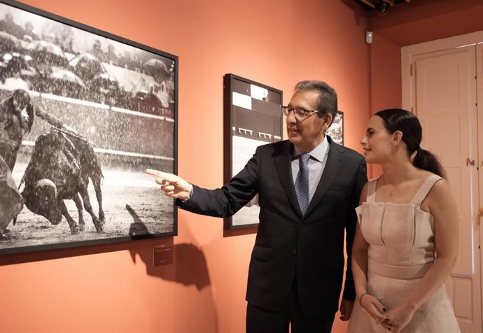 Inauguración de la exposición de Sofía Torres Prida a la que ha asistido el presidente de la Fundación Cajasol, Antonio Pulido.