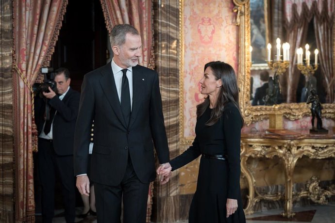 Los Reyes Felipe VI y Letizia durante una almuerzo, en el Palacio Real, a 22 de abril de 2025, en Madrid (España). Los Reyes presiden un almuerzo ofrecido a una representación del Mundo de las Letras, con ocasión de la entrega del Premio de Literatura en 