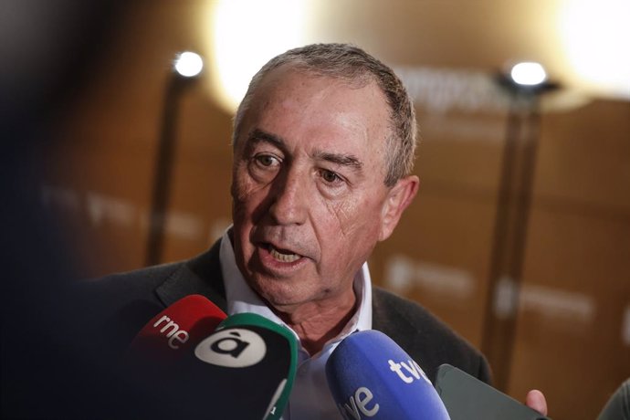 Archivo - Arxiu - El síndic de Compromís a Les Corts, Joan Baldoví, atén als mitjans de comunicació per a explicar els acords adoptats pel grup parlamentari en el context de la DANA, a 18 de novembre del 2024