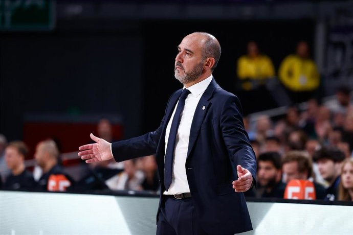 Chus Mateo gesticula durante un partido del Real Madrid