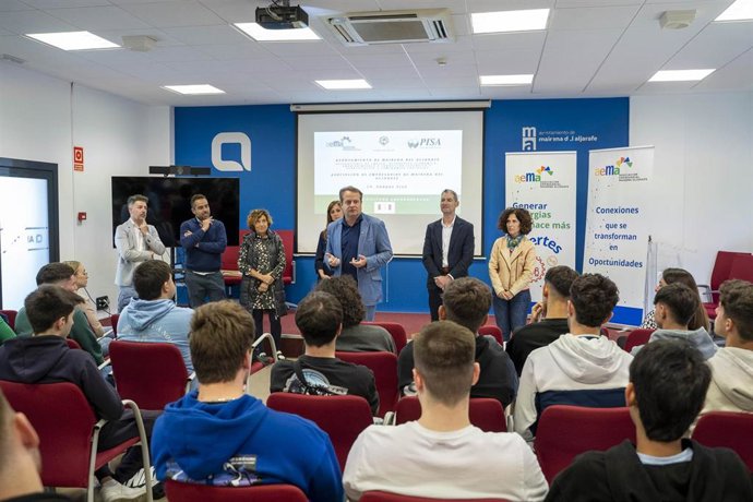 Participantes de los IES Atenea y Juan de Mairena en la segunda edición de las jornadas de emprendimiento.