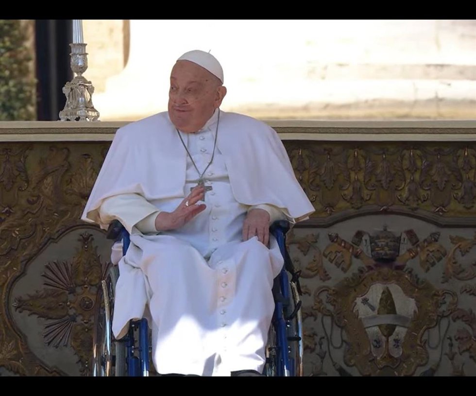 El Papa Francisco reaparece en la misa jubilar de los enfermos.