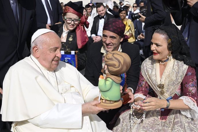 Imatge del Papa Francisco en rebre el ninot amb la imatge de San José que li va regalar a l'octubre la falla Art i Ciència de València de mans del seu president, la seua fallera major i el seu president infantil durant una audiència pública al Vaticà.