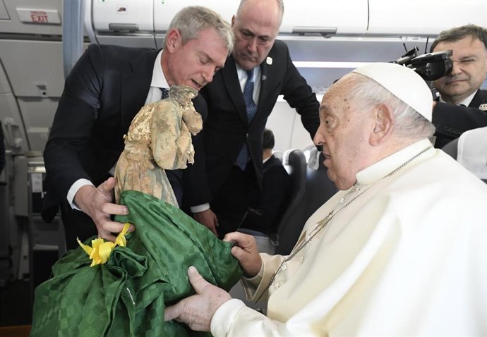 Imagen del Papa Francisco con el ángel roto y embarrado por la dana que se le entregó procedente de la de la parroquia de Nuestra Señora de Montserrat de Picanya, una de las localidades valencianas afectadas por la dana.