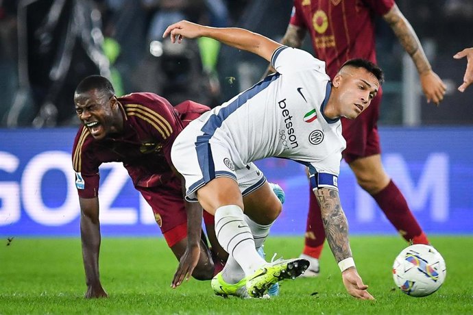 Archivo - Lautaro Martínez pugna por un balón durante el Roma-Inter de la Serie A 24-25