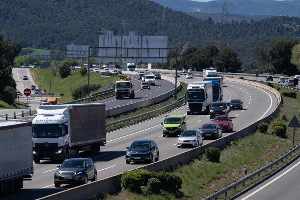 Tráfico durante la operación salida de Semana Santa, en la AP-7, a 17 de abril de 2025, en Sant Cugat, Barcelona, Catalunya (España).