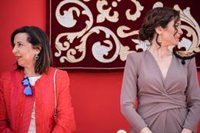 El PP de Madrid pregunta a Robles si Ayuso "no puede pasar revista con un vestido" y la ministra le tacha de "machista"