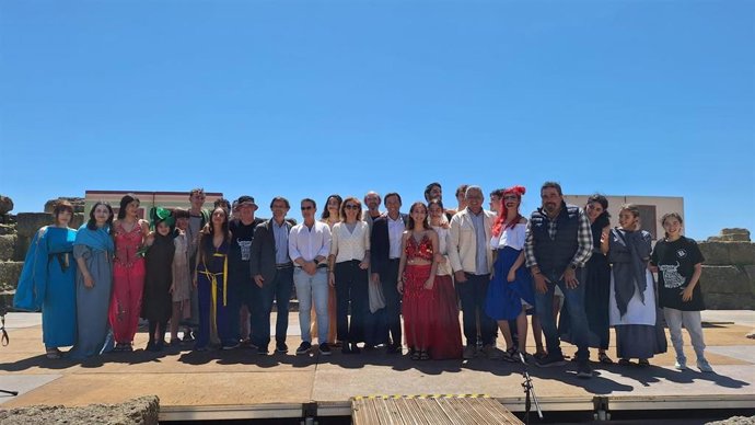El subdelegado de la Junta de Andalucía en el Campo de Gibraltar, Javier Ros, y la delegada territorial de Turismo, Cultura y Deporte en Cádiz, Tania Barcelona, en la celebración del Festival Grecolatino en Baelo Claudia