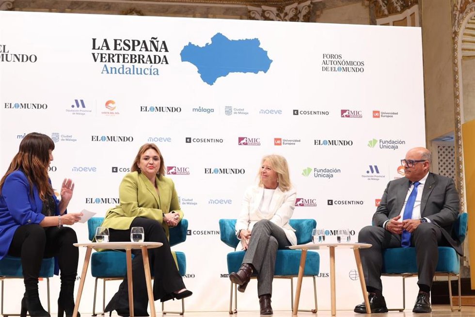 La alcaldesa de Marbella ha asistido al Foro Andalucía 'La España Vertebrada' y ha participado en una mesa redonda de regidores de la Costa del Sol organizada por el diario 'El Mundo' con motivo de su 35 aniversario.