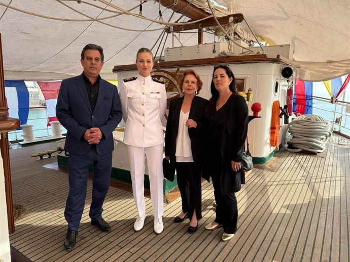 La Princesa Leonor se reúne a bordo del buque escuela 'Juan Sebastián Elcano' con Patricia Llosa y Gonzalo y Morgana Vargas Llosa