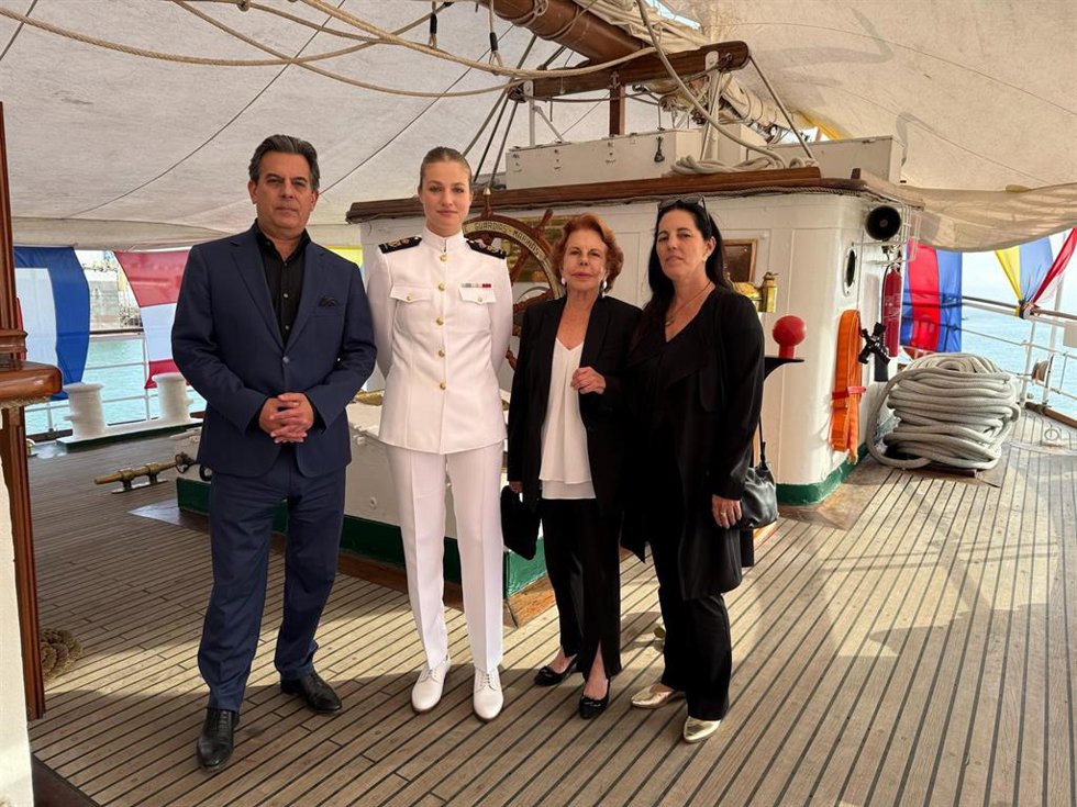 La Princesa Leonor se reúne a bordo del buque escuela 'Juan Sebastián Elcano' con Patricia Llosa y Gonzalo y Morgana Vargas Llosa