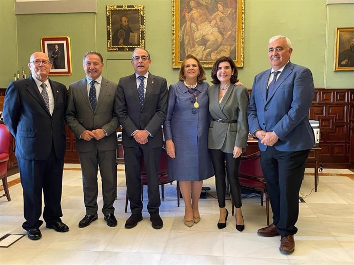 Concha Yoldi, en el despacho del rector de la Universidad de Sevilla (US), Miguel Ángel Castro, tras recibir la medalla de la US por su trayectoria al frente del Consejo Social.