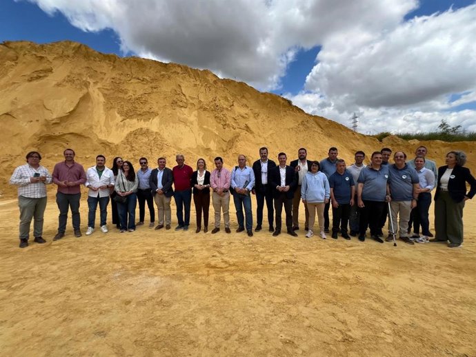 Foto de familia tras la visita a una cantera de albero.