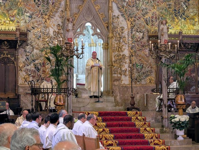 El obispo de Mallorca, Sebastià Taltavull, oficia la Misa Crismal en la Seu.
